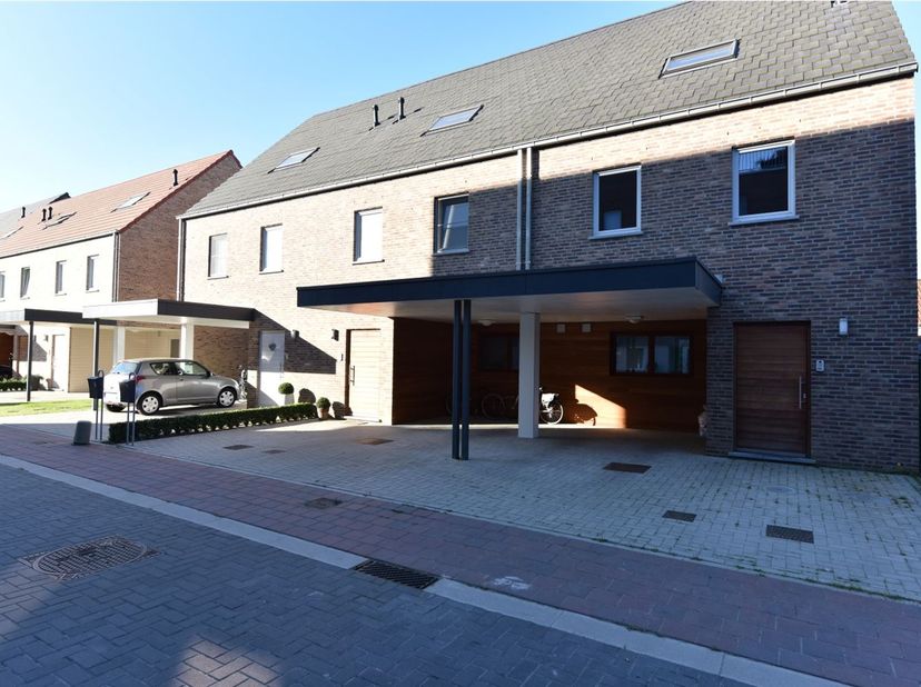 Goed gelegen recente woning nabij station bestaande uit een inkomhall, living met open ingerichte keuken, 3 slaapkamers, badkamer, wasberging, vaste t