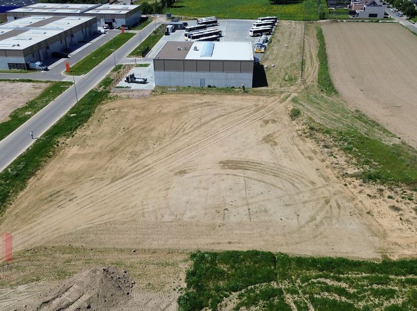 Bedrijfsgebouw op maat van 695 m² in combinatie met 206 m² kantoorruimte te koop.<br />
<br />
Op de nieuwe industriële ontwikkeling 'THEA' worden 8 l