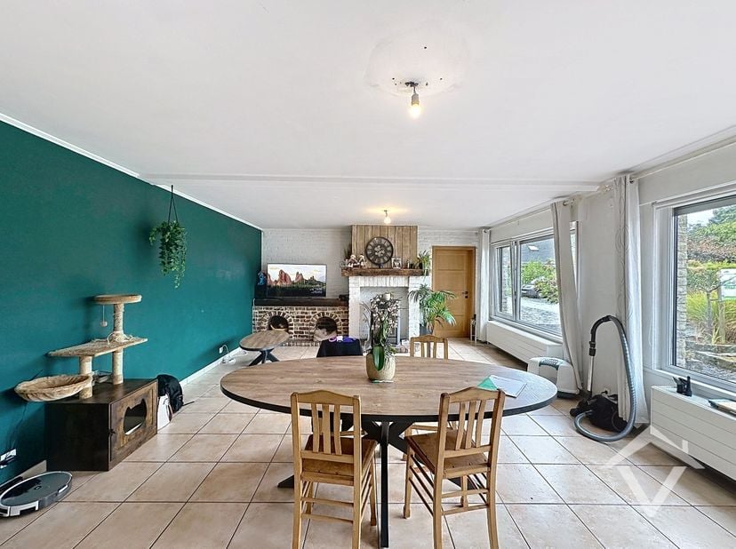 Deze rustig en landelijk gelegen woning vlakbij het centrum van Koekelare omvat: Inkom - leefruimte met houtkachel - keuken - badkamer met douche en b