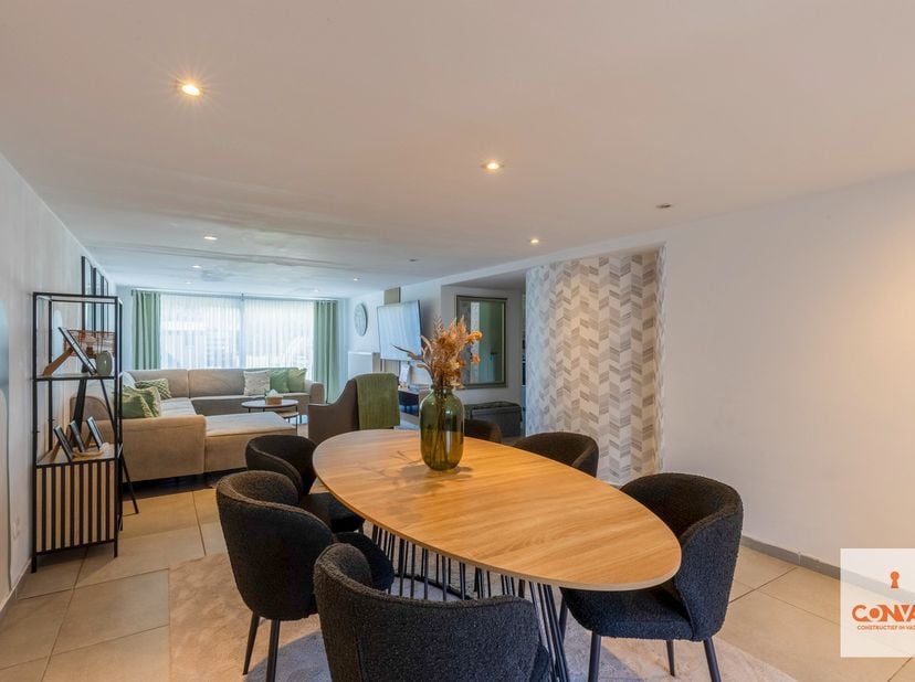 Deze instapklare woning met&amp;nbsp;drie slaapkamers&amp;nbsp;is rustig gelegen op wandel- en fietsafstand van de markt van Deinze.&amp;nbsp;<br />
<br />
Via de