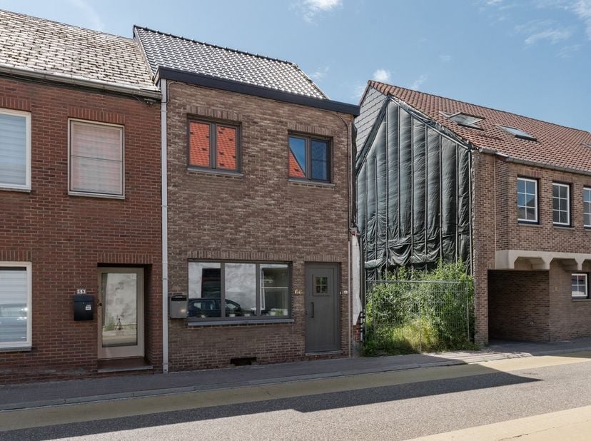 NIEUW TE KOOP in HAMONT:&amp;nbsp;&amp;nbsp;Charmante, eigentijds/reeds grotendeels gerenoveerde en energiecorrecte (EPC C) 3-4-slaapkamertussenwoning met ger