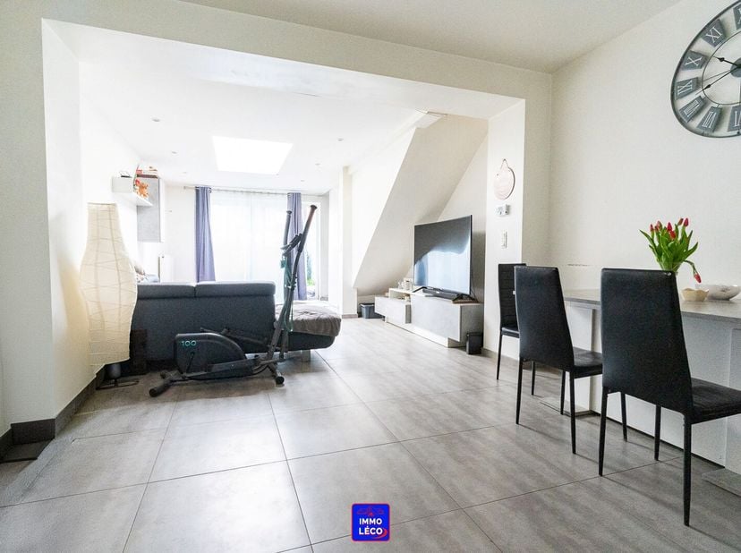 Au rez-de-chaussée : Hall d'entrée, WC, cuisine équipée en façade (hotte, plaque de cuisson, four, frigo, double évier, lumineux et spacieux séjour à