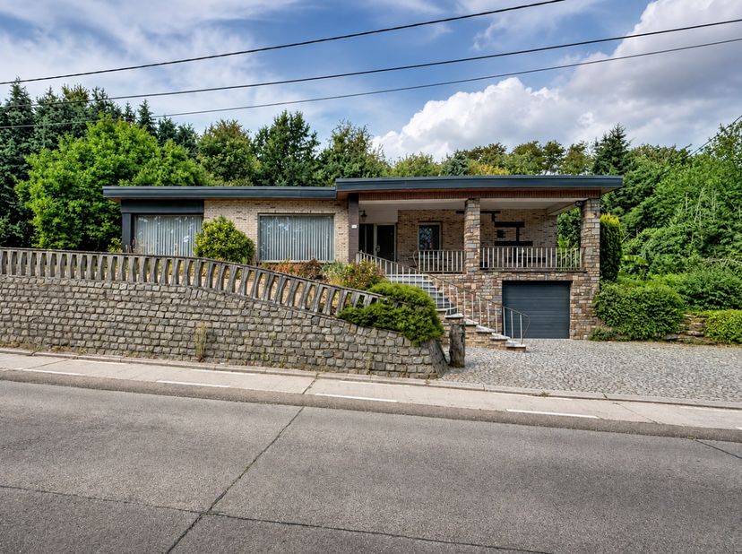 Op zoek naar een woning met ruimte, veel natuurlijk licht en een rustige, groene ligging? Deze bungalow in Nieuwrode combineert een praktische indelin