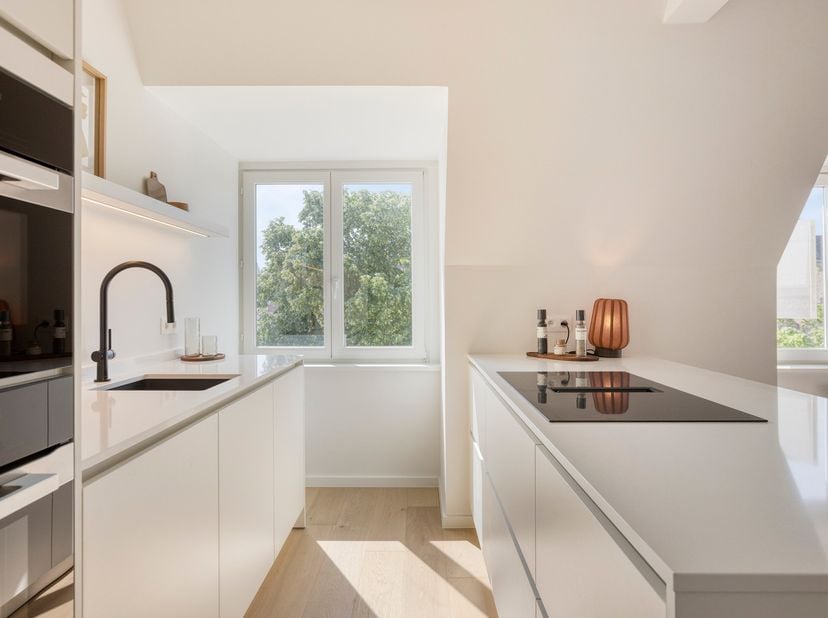 Dit SUPER-DE-LUXE gerenoveerd dakappartement met 3 SLAAPKAMERS, zonnig TERRAS en prachtig ZICHT op de AUGUSTIJNENREI zorgt voor dé UNIEKE WOONBELEVING