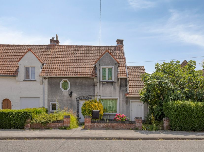 Deze te renoveren woning is gelegen op een perceel van 186 m² in de gezellige en karaktervolle Bataviawijk, vlak bij het centrum van Roeselare.<br />