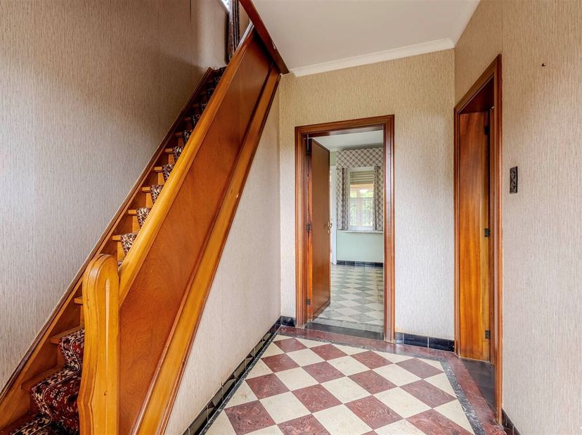 Welkom in deze charmante woning in Meerhout, ideaal gelegen op een ruim perceel van 2940m². Met een bewoonbare oppervlakte van 174m² biedt deze woning