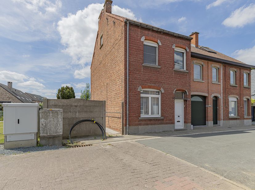 Ontdek deze te renoveren halfopen bebouwing op een gunstige ligging in Opwijk!<br />
Deze woning biedt een uitstekende opportuniteit voor wie op zoek