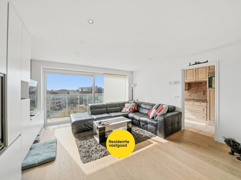 In Oostende bevindt zich dit verzorgd en ruim appartement met een bruikbare vloeroppervlakte van 118 m², gelegen in een residentie uit 1978. Het appar