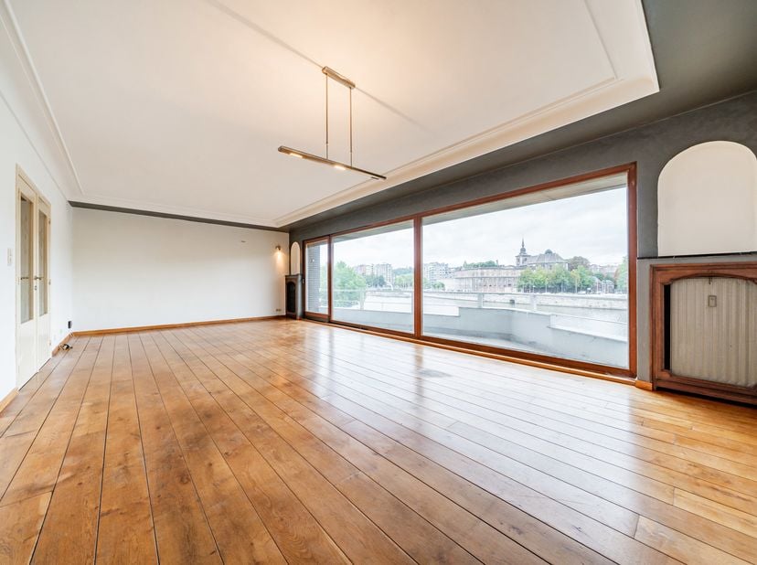 Découvrez ce superbe appartement de 149 m², situé au 2ème étage d'une résidence sécurisée offrant un cadre de vie privilégié avec seulement un apparte