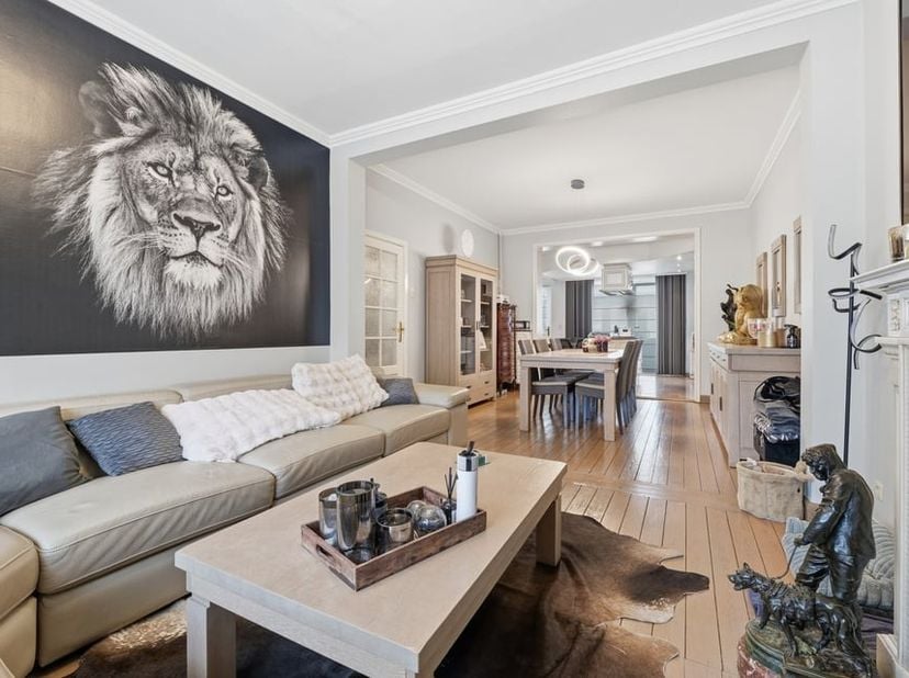 Op de Albertwal 6 te Tongeren vinden we deze knappe en bijzonder ruime gezinswoning met een bewoonbare oppervlakte van ca. 279 m². Dankzij de doordach