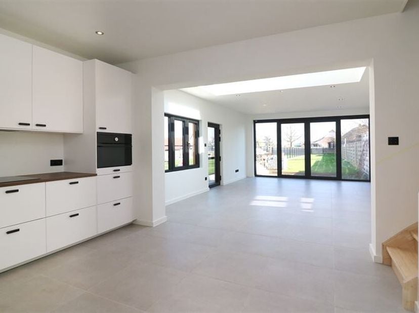 Deze volledig vernieuwde woning bevindt zich in een groene, rustige omgeving vlak bij Diest en Tessenderlo. Via de aparte inkomhal krijg je toegang to