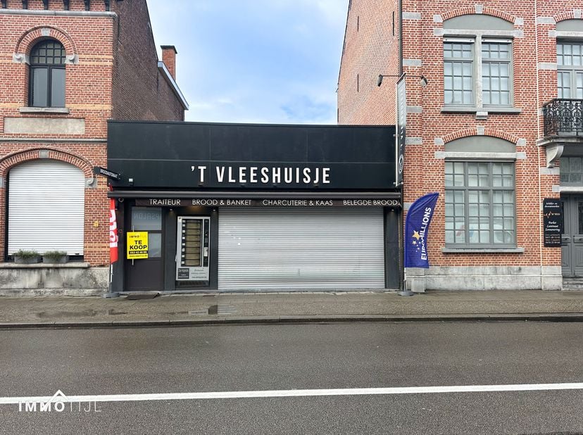 Deze commercieel gunstig gelegen eigendom bevindt zich langs de Oudegemse Baan in Oudegem en geniet van een uitstekende visibiliteit en bereikbaarheid