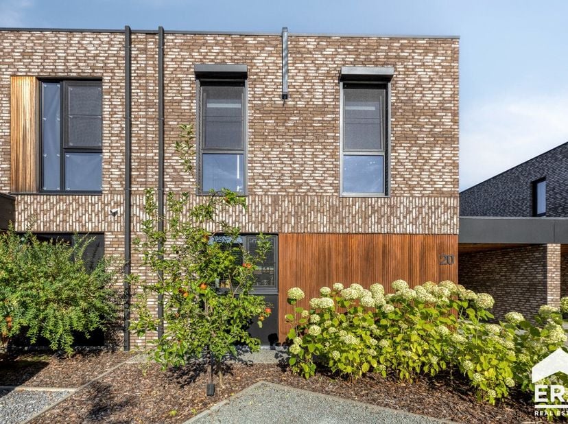 LOMMEL: recente (2023) woning met 3 slaapkamers gelegen in bosrijke omgeving op 5 minuten van Nederlandse grens. inkomhal met afzonderlijk toilet en v