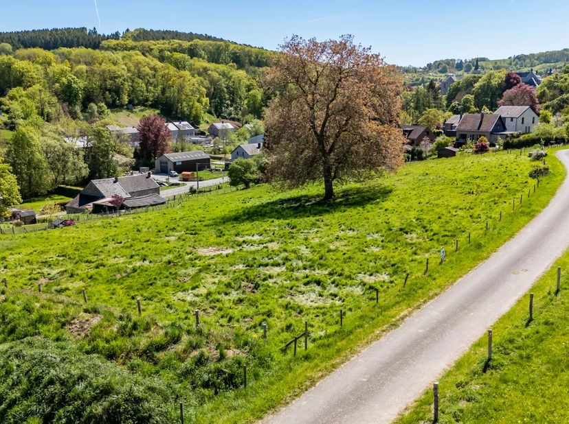 EBimmo vous propose cette très belle parcelle de terrain à bâtir (2294m²), reprise en liseré bleu clair sur le plan de géomètre en 2ième photo (partie