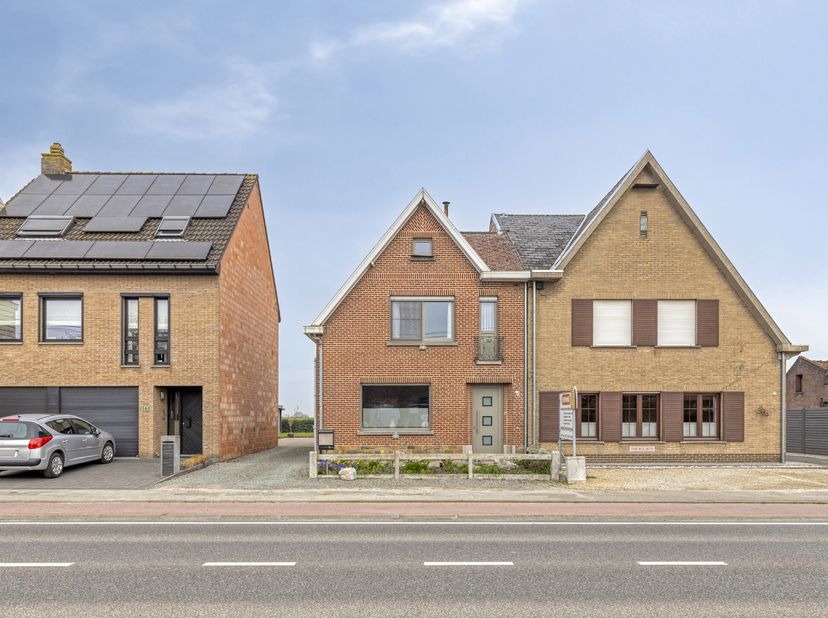 Gelegen langs de Steenweg op Aalst 200 te Opwijk bevindt zich deze solide woning uit 1953 met tal van mogelijkheden voor wie op zoek is naar een wonin
