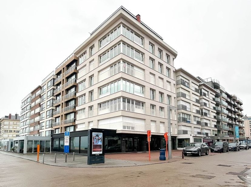 Dit handelspand te huur is gelegen op een absolute toplocatie in het centrum van Sint-Idesbald, op de hoek van de Strandlaan en de Zeedijk. Dankzij de