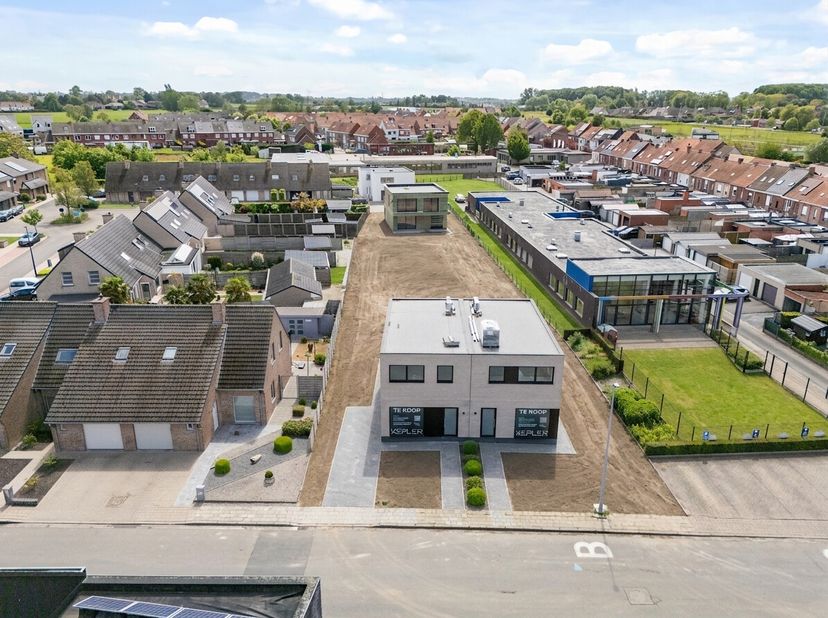 [[ DIT PAND NEEMT DEEL AAN DE ERA OPEN HUIZEN DAG OP 19/9 VAN 17:30 TOT 18:30 ]] In de Deken Darrasstraat in Menen komen twee halfopen nieuwbouwwoning