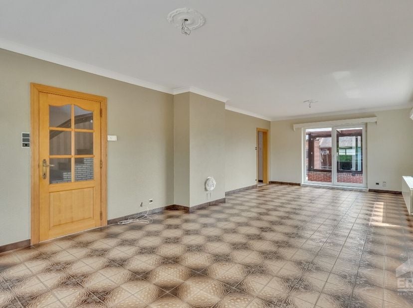 Op een gunstige locatie in Zonhoven, centraal gelegen tussen Zonhoven-centrum en Genk, vinden we deze gezinswoning op een zongericht hoekperceel van 6