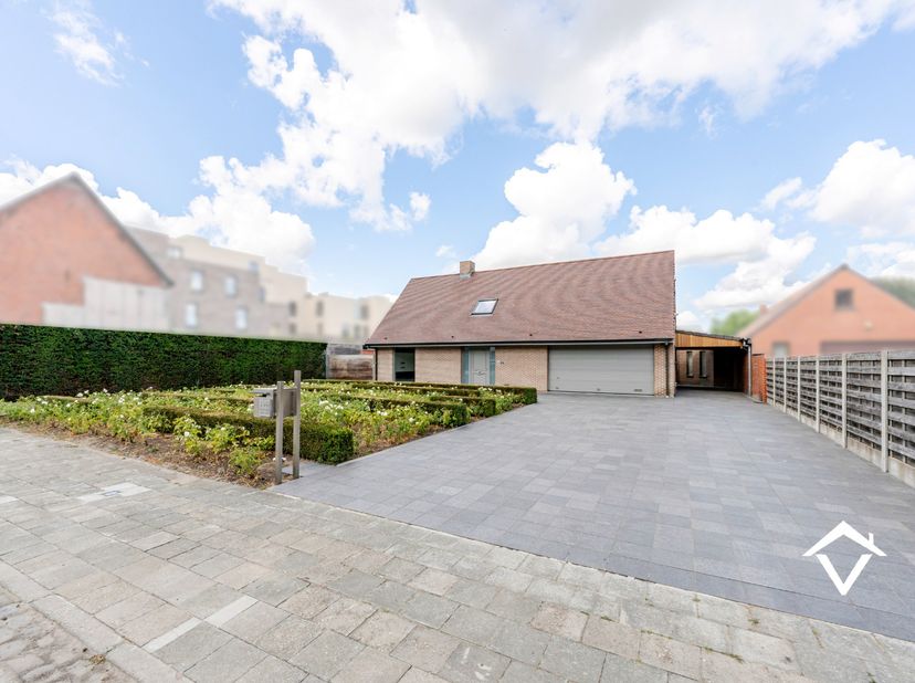 Deze alleenstaande woning is gelegen op een grondoppervlakte van 1304 m² en bestaat uit: <br />
<br />
Zéér ruime oprit - inkomhal - toilet - living (