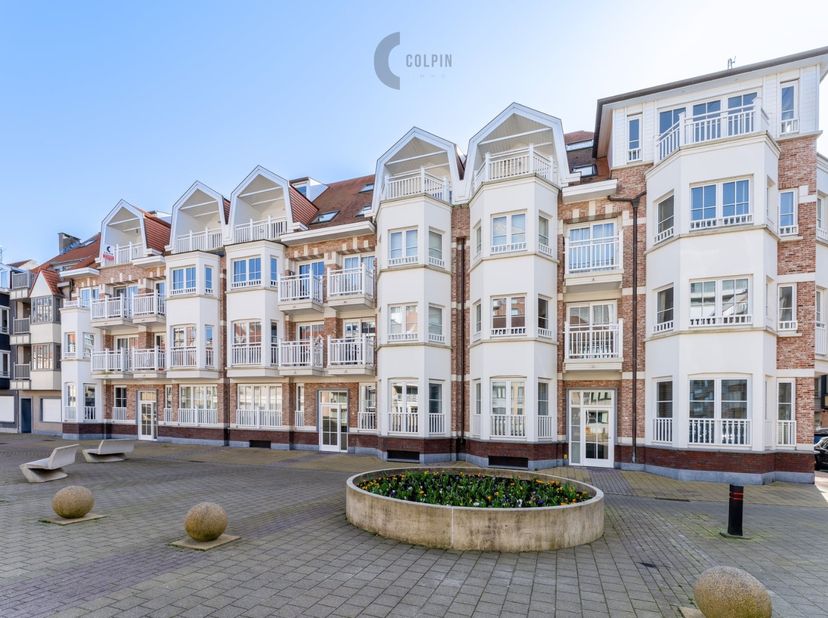Découvrez ce penthouse récent et élégant, idéalement situé sur la magnifique place Kinkhoornplein à Knokke-Heist, à seulement quelques pas de la digue