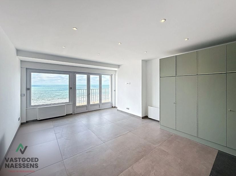 Deze recent gerenoveerde studio is gelegen op de achtste verdieping van de residentie Montezuma. De residentie bevindt zich op de Zeedijk en combineer