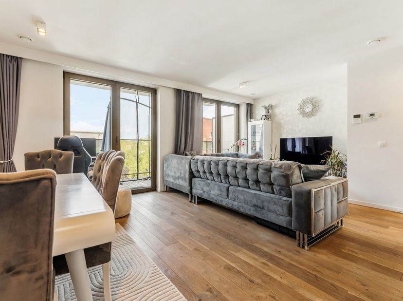 Dit aangename appartement bevindt zich op de vierde verdieping van een recent en verzorgd gebouw, gelegen aan de Einde Were. Dankzij de strategische l