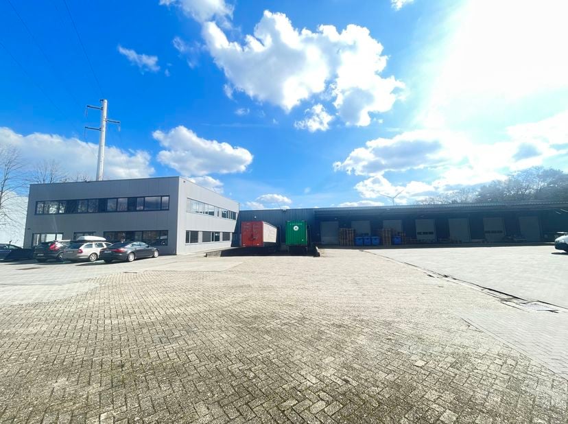 Uitgebreide bedrijfsfaciliteit te huur in Turnhout<br />
Beschrijving: Groot bedrijfscomplex met magazijn, kantoorruimte en ruim buitenterrein, gelege