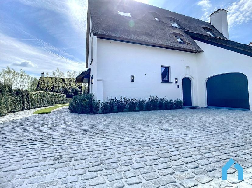 Deze ruime villa bevindt zich op een rustig gelegen perceel van 988m² in een doodlopende straat.<br />
<br />
Indeling: Inkom met vestiaire en gastent