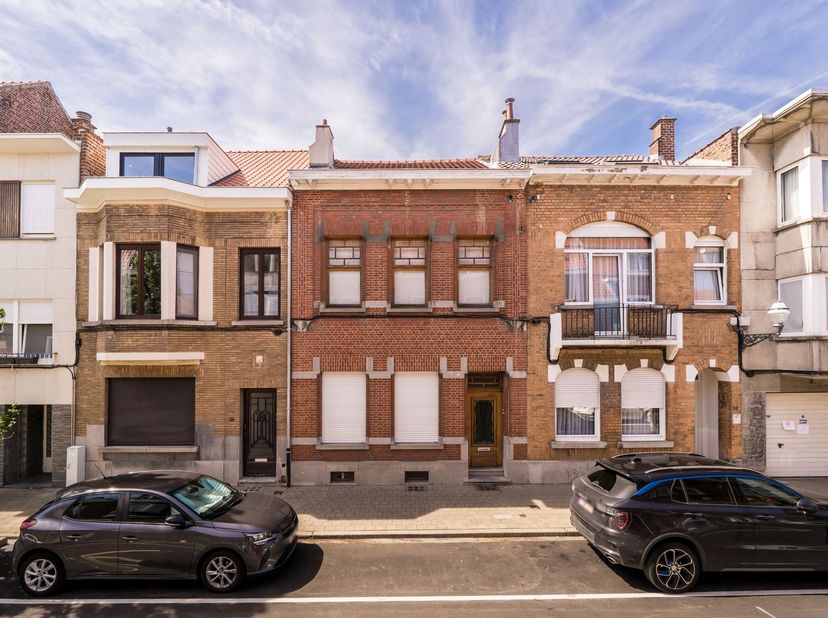 In een rustige straat bevindt zich deze volledig te renoveren woning met een aangename noordwestgerichte tuin. Een ideale opportuniteit voor wie op zo