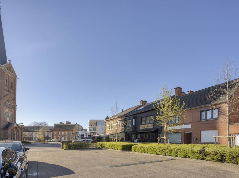Bénéficiant d'un excellent emplacement au cœur de Paal, nous trouvons cet intéressant immeuble d'investissement, situé au Paal-Dorp 15 à Beringen. Grâ