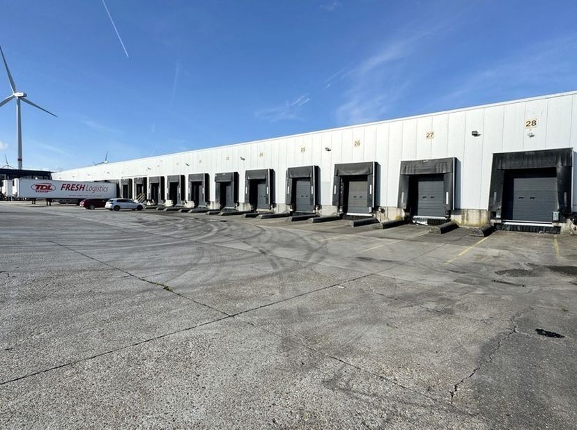 15.000m² magazijn (opsplitsbaar in 3.744m² en 11.256m² magazijn) en uitbreidbaar met aangrenzend 724m² kantoren<br />
Ligging: A12 op 2km afstand, vla