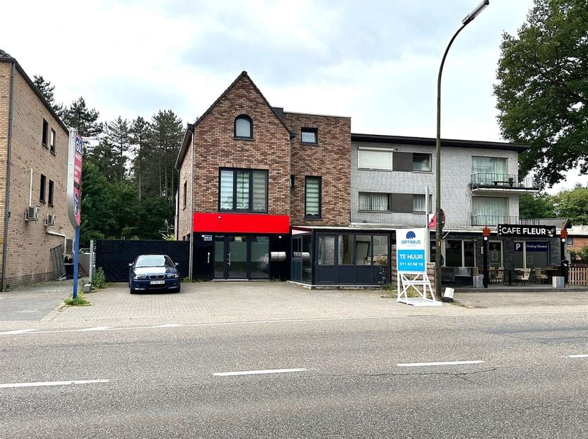 Demandez votre visite à info@optimusvastgoed.be !<br />
A LOUER : immeuble commercial (114m²) à Zolder !<br />
Cet immeuble commercial est situé sur
