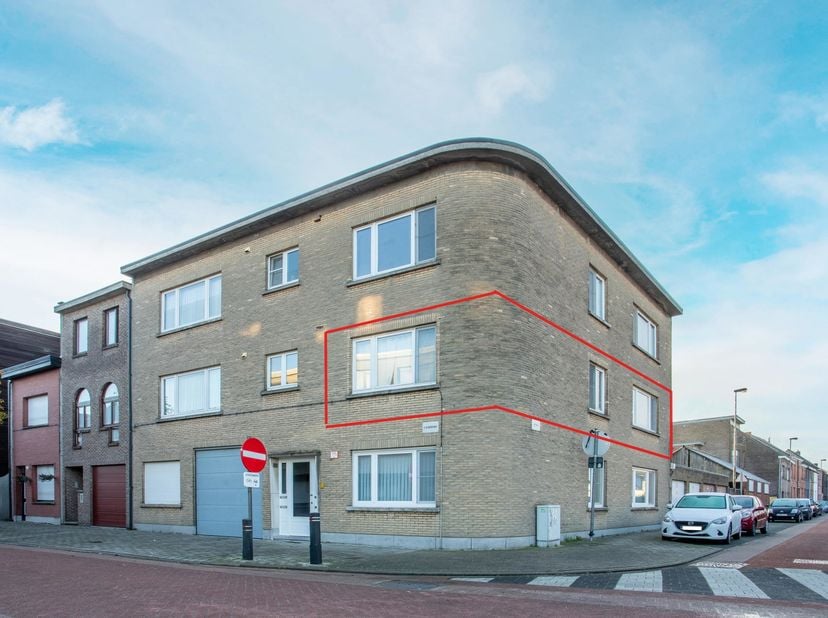 Dit appartement nabij het centrum van Hemiksem wordt te huur aangeboden.<br />
Het appartement is gelegen op de eerste verdieping van een klein gebouw