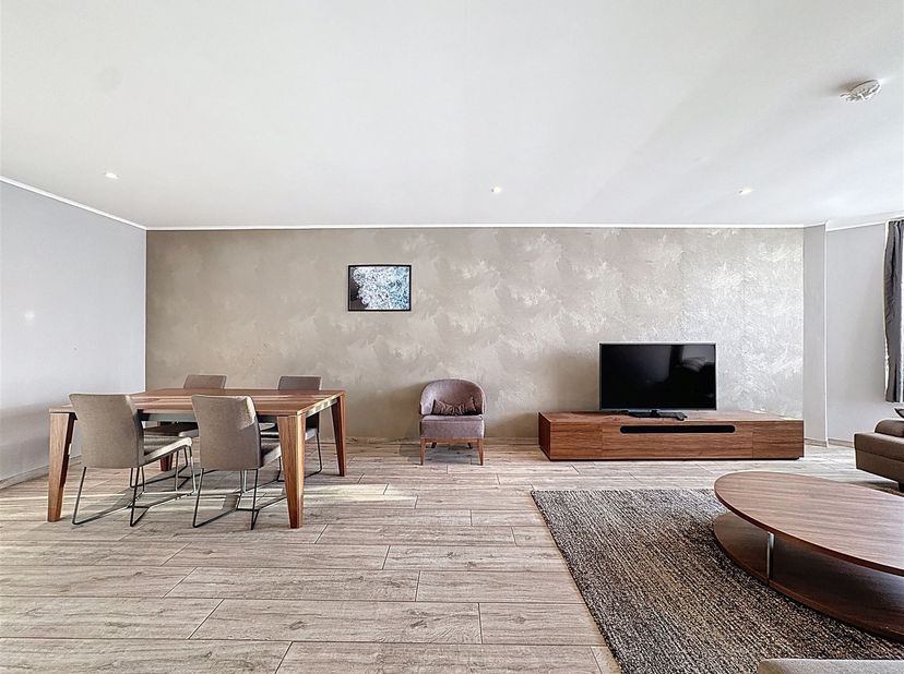 Centrum - Aantrekkelijk gemeubileerd appartement met 2 slaapkamers (+/-110m²) op de 7e verdieping van een gebouw van 10 verdiepingen bestaande uit: ha