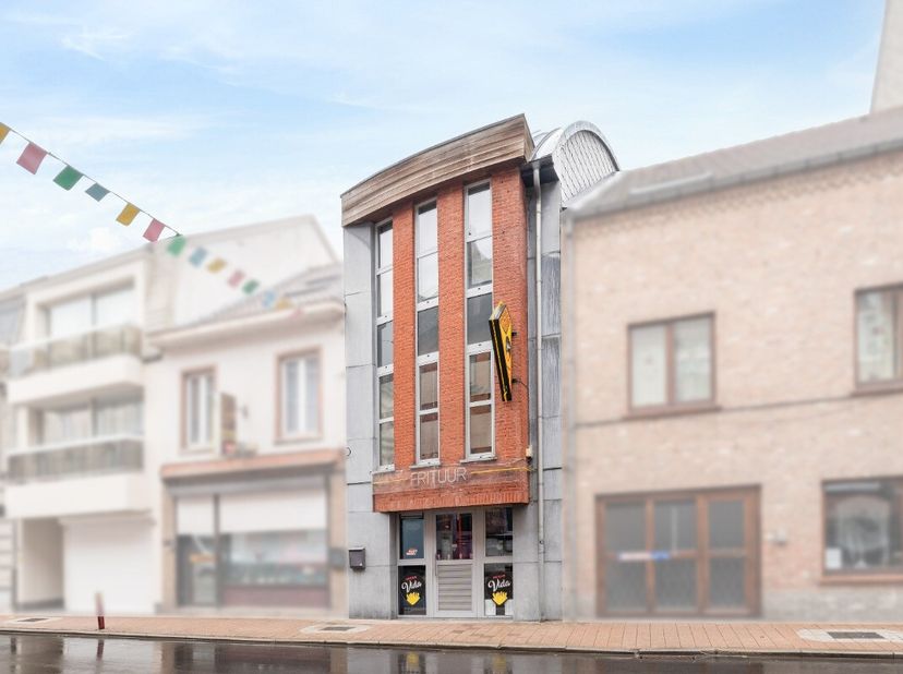 [[ DIT PAND NEEMT DEEL AAN DE ERA OPEN HUIZEN DAG OP 13/6 VAN 9:30 TOT 10:30 ]] Instapklare woning met handelsruimte en stadstuin in het centrum van G