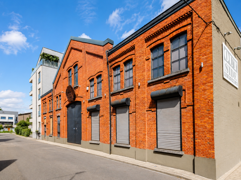 Ligging<br />
Gelegen op een absolute toplocatie tussen Gent en Ledeberg geniet dit commerciële pand van een uitstekende zichtbaarheid en een vlotte b