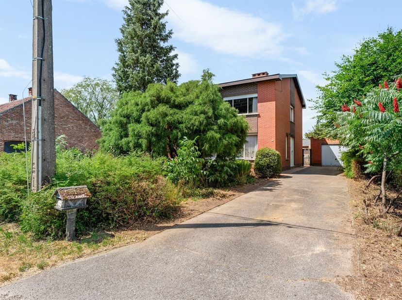 Maison à rénover comprenant 3 chambres sur un terrain de 10 080 m²<br />
Situation :<br />
La maison bénéficie d'un emplacement calme dans un cadre de