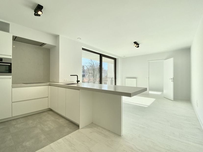 Ontdek dit stijlvol appartement op de eerste verdieping van de residentie C10, ideaal gelegen aan de Charlottalei. Met een bewoonbare oppervlakte van