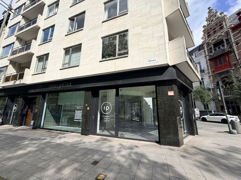 Situation : Les environs immédiats regorgent de magasins, d'établissements de restauration, de bureaux et d'entreprises de services, ce qui garantit u