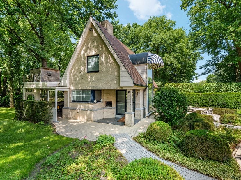 Riante villa aan de hand van architect Rutten gelegen op uitstekende locatie te Oud-Turnhout op schitterende zuidwest gerichte kavel van 2.985 m². De
