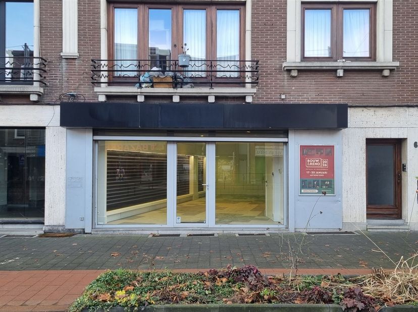 Nous proposons à la location ce commerce situé dans un emplacement commercial de premier choix à Mortsel.<br />
<br />
Les possibilités offertes par