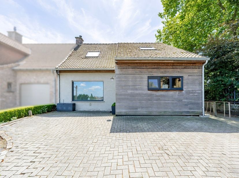 Op zoek naar een instapklare woning met veel ruimte? Deze gerenoveerde halfopen bebouwing in Deerlijk beschikt over een grote tuin, een lange oprit, e
