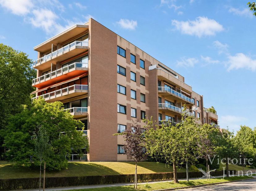 Ideaal gelegen in de gewilde wijk Boondael, helder penthouse met 2 slaapkamers van ± 110 m² gelegen op de 5e en laatste verdieping van een luxe gebouw