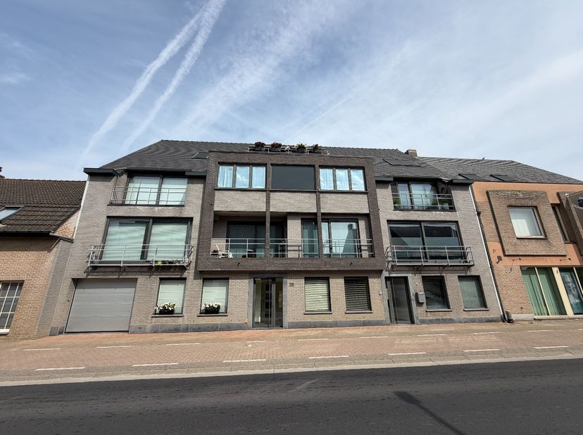 Mooi verzorgd en instapklaar appartement, gelegen in de jonkerschovestraat. Dit aangename appartement beschikt over een lichtrijke leefruimte, twee sl