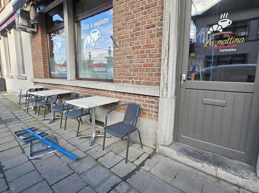 A coté de la place de Boussu, fond de commerce d'une sandwicherie. <br />
Actuellement, celui-ci tourne très bien. 16 Places assises en intérieur et p