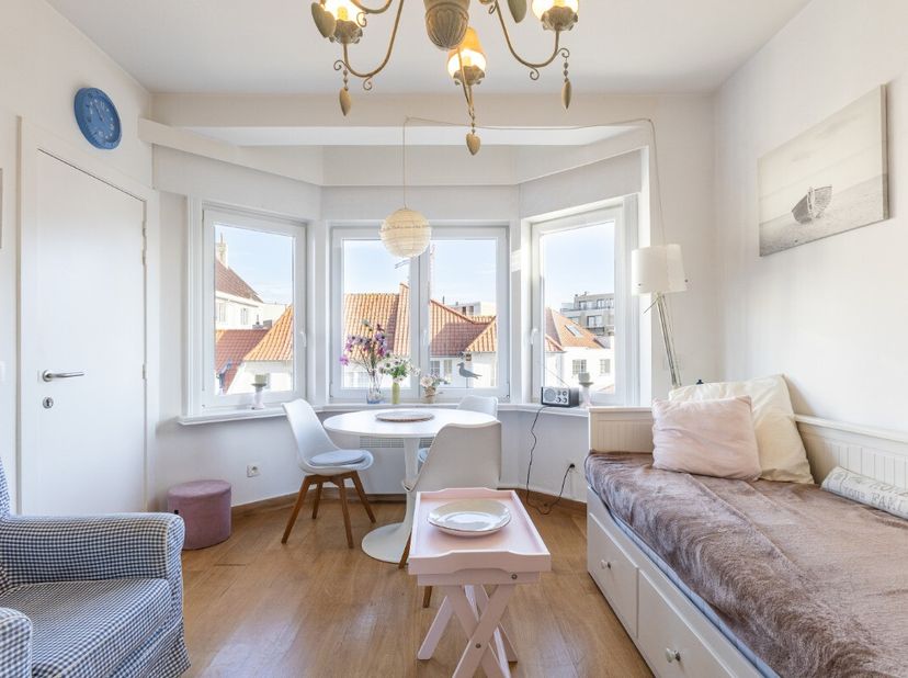 Te koop: stijlvol appartement in de Mariastraat, pal in het centrum van Koksijde en toch rustig gelegen. Dit perfect gerenoveerde appartement biedt ee