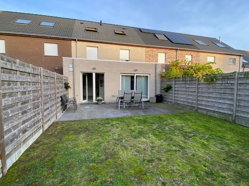 Te koop – Instapklare gezinswoning uit 2012 op een rustige ligging nabij Nieuwpoort<br />
<br />
Op zoek naar een aangename gezinswoning met tuin en g