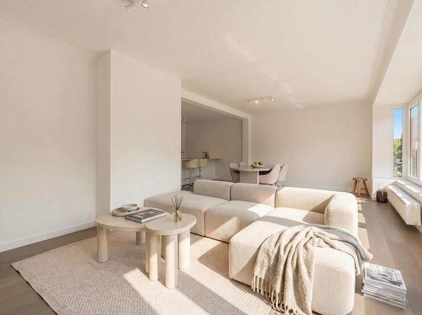 Dit prachtig gerenoveerde appartement is ideaal gelegen op de Prinsenlaan, in het centrum van Oostende. Via de inkomhal met plaats voor een vestiaire