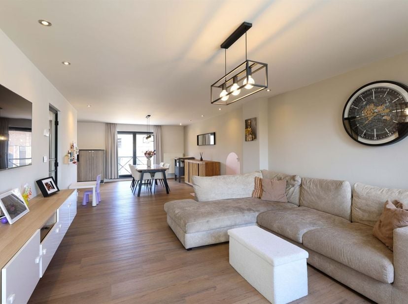 Verrassend ruim en energiezuinig appartement met 3 slaapkamers, terras én garagebox op gunstige locatie<br />
<br />
Omgeving:<br />
+ Centraal en