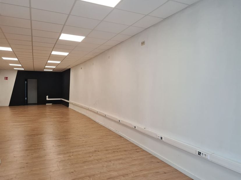 Handelspand met tal van mogelijkheden in centrum Turnhout<br />
<br />
Ligging: Het pand is gelegen in de Otterstraat, het verlengde naar de grote m